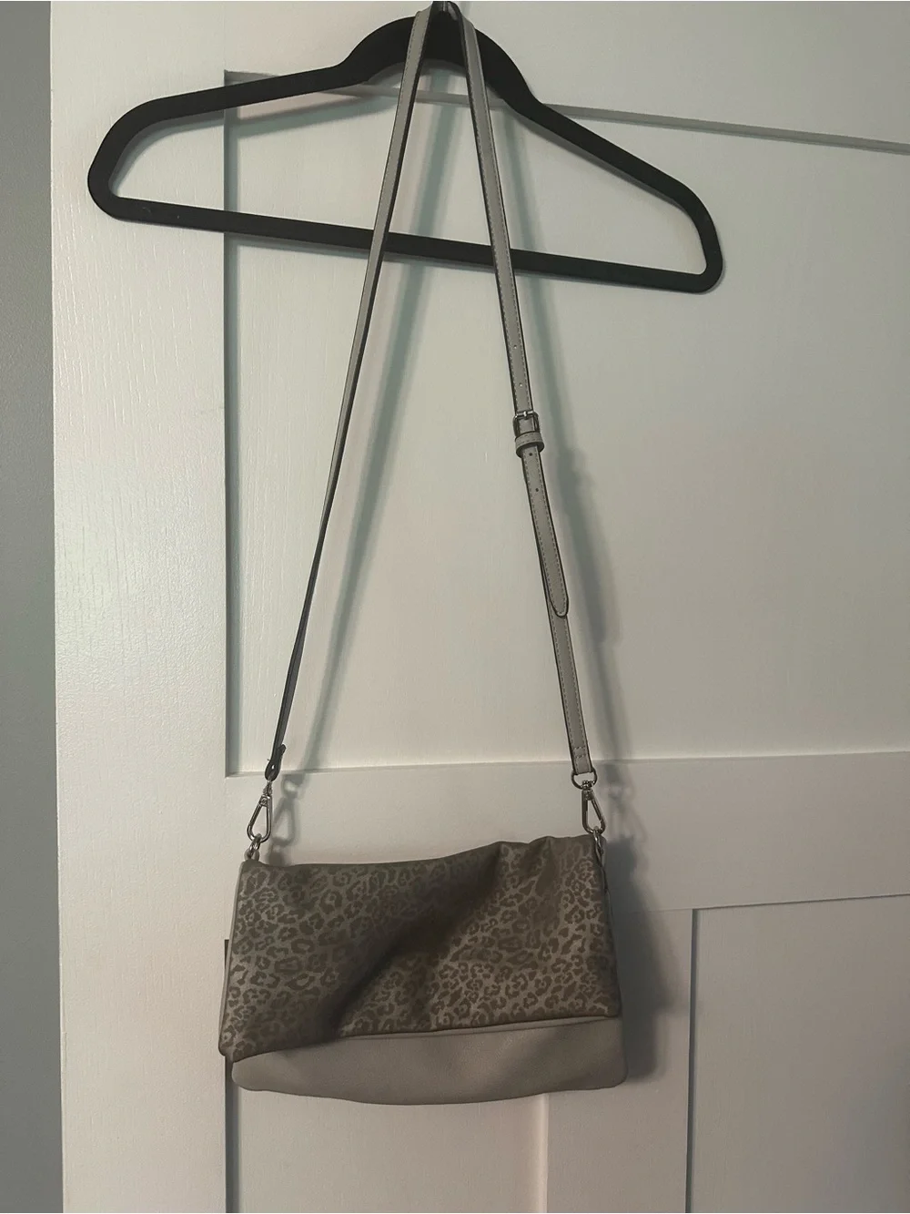 Women’s Leopard Print Crossbody Bag in Taupe
